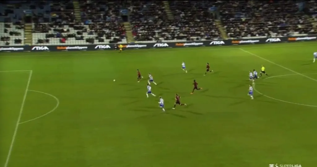 Darío Osorio ganó en velocidad, una acción clave para el gol de la victoria del Midtjylland. (Captura).