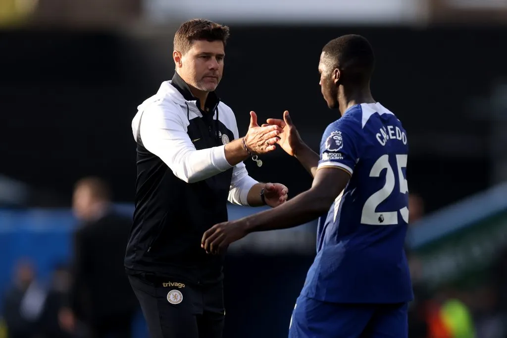 Mauricio Pochettino y Moisés Caicedo en el Chelsea. (George Wood/Getty Images).