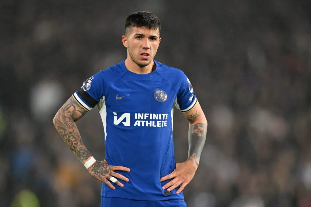 Enzo Fernández y una muestra del cansancio del que habló Mauricio Pochettino tras el 2-2 entre el Chelsea y el Arsenal. (Michael Regan/Getty Images)