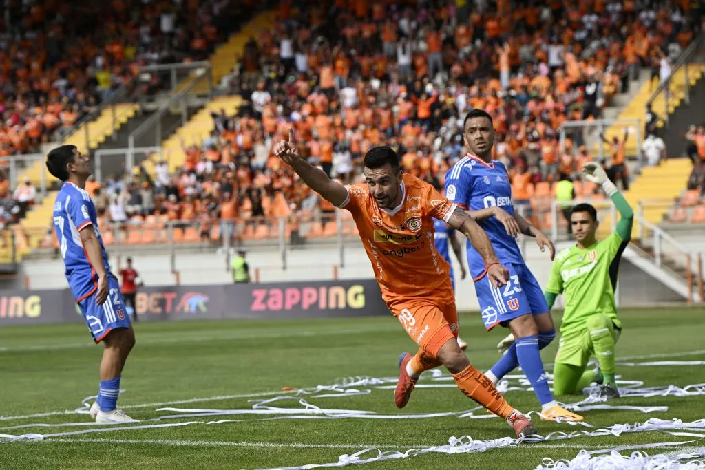 Gustavo Gotti celebra el segundo gol de Cobreloa ante la U. Cristopher Toselli reclama algo sin mucha convicción. (Pedro Tapia/Photosport).