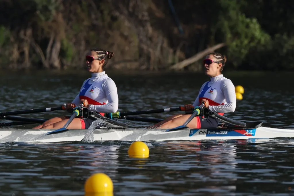 Las mellizas Abraham son parte del equipo de cuádruples femenino que ganó medalla de plata este lunes. | Foto: Photosport / Santiago 2023