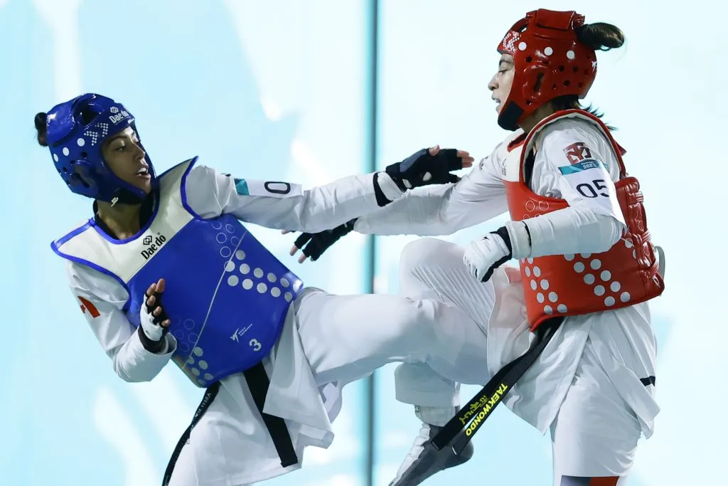 Claudia Gallardo de Chile se enfrenta a Nicole Kraayeveld de Canada durante la competencia de Taekwondo Kyorugui en los Juegos Panamericanos Santiago 2023 en el Parque Deportivo Estadio Nacional. (Foto de Karin Pozo / Santiago 2023 vía Photosport)
