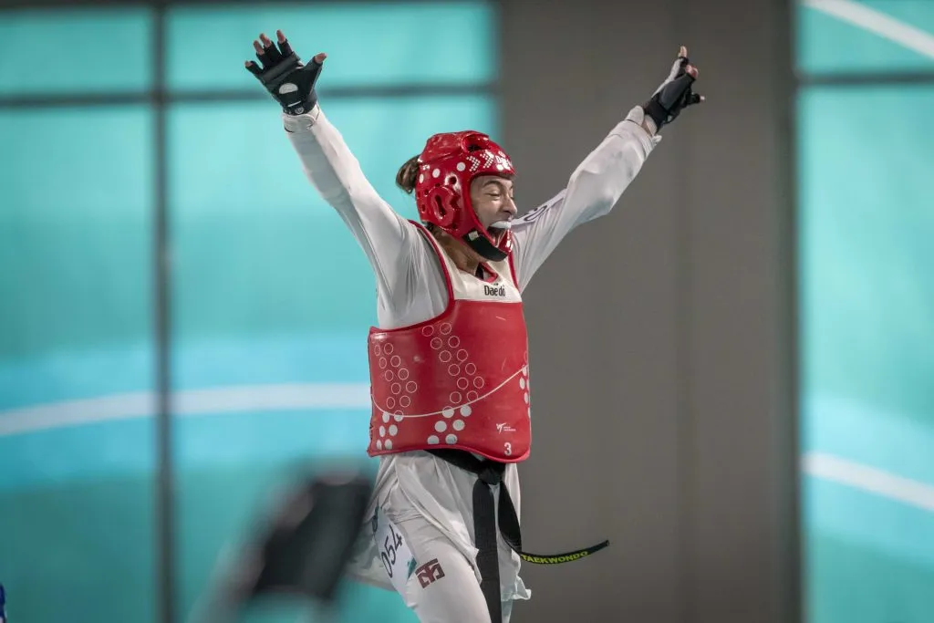 Claudia Gallardo de Chile se enfrenta a Nicole Kraayeveld de Canada durante la competencia de Taekwondo Kyorugui en los Juegos Panamericanos Santiago 2023 (Foto de Cristian Soto / Santiago 2023 vía Photosport)