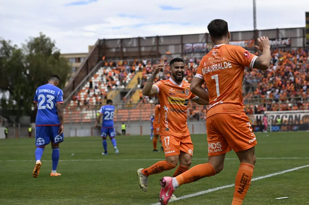 Cristian Insaurralde festejó así el golazo que le convirtió a la Universidad de Chile. (Pedro Tapia/Photosport).