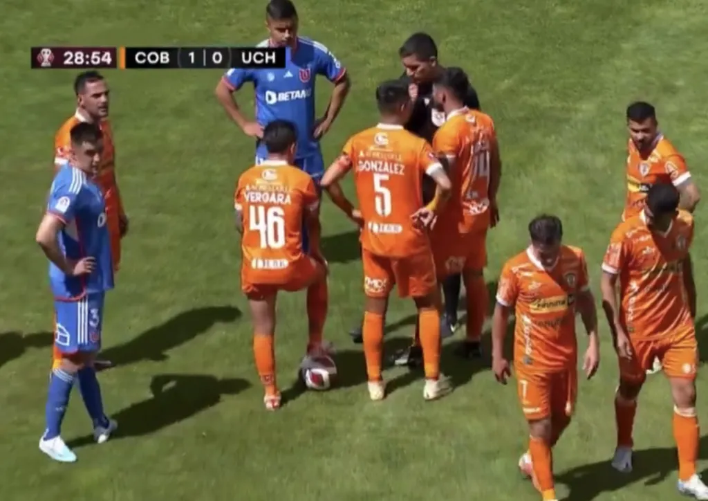 Los jugadores pedían tranquilidad al árbitro. Foto: Zapping.