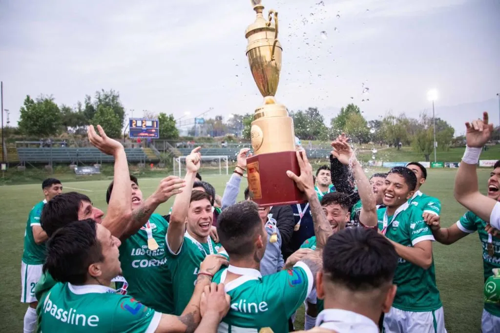 Provincial Ovalle recibió el trofeo de campeón en la Tercera A. (Foto: Lisandra Jung).