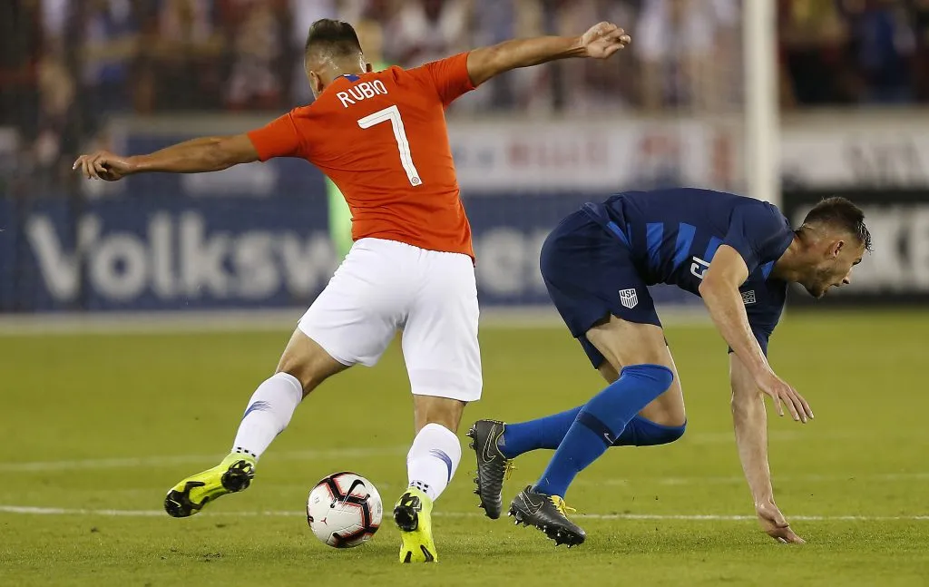 Diego Rubio en acción durante un partido entre Chile y Estados Unidos. (Bob Levey/Getty Images).