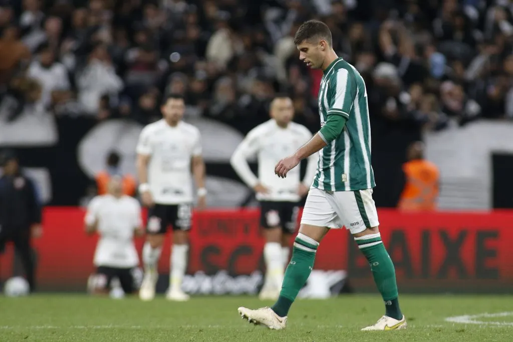Benjamín Kuscevic con la camiseta del Coritiba, cuadro al que llegó en 2023. (Photo by Miguel Schincariol/Getty Images).