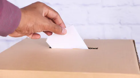 Persona emitiendo un voto