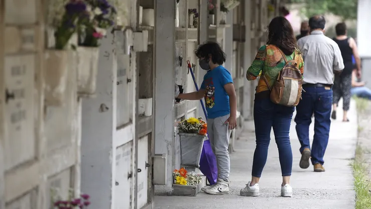 Día de Todos los Santos en Cementerio Catolico, 1 de noviembre de 2021