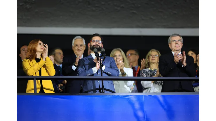 Presidente Boric es visto con un niño entre sus brazos.