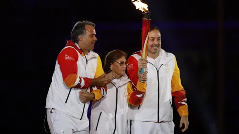 Fernando González, Lucy López y Nicolás Massú encendieron el pebetero de los Juegos Panamericanos Santiago 2023.