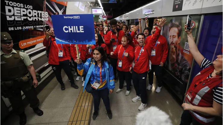El Team Chile en conjunto llegó al Nacional en el Metro.