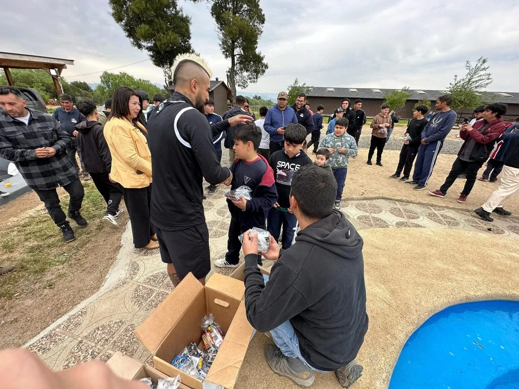Arturo Vidal compartió con niños y hasta dio regalos en San Clemente. Foto: Comunicaciones Municipalidad de San Clemente.
