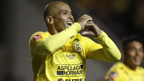 Nadie detiene al veterano Chupete Suazo.
