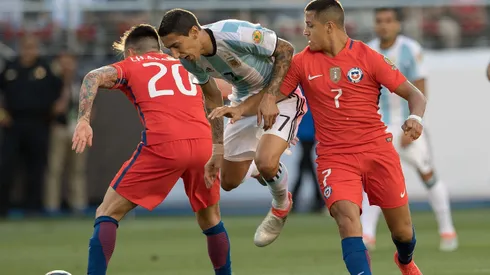 Ángel di María lucha con Charles Aránguiz y Alexis Sánchez en la final que la Roja le ganó a Argentina en la Copa América del Centenario en 2016.
