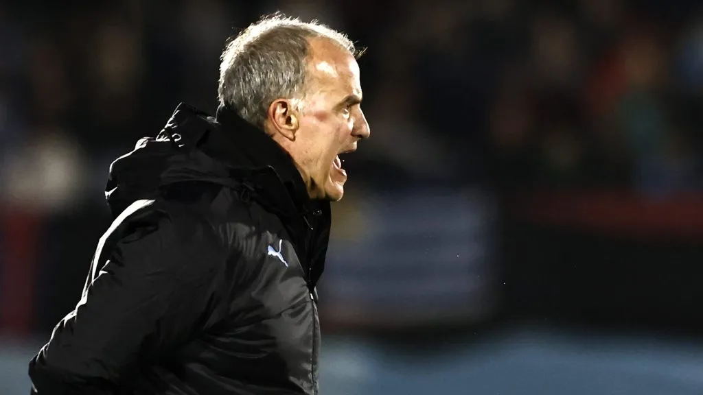 Marcelo Bielsa al borde del campo del mítico Centenario: Uruguay venció 2-0 a Brasil.