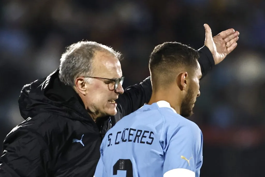Marcelo Bielsa le da indicaciones a Sebastián Cáceres, uno de los zagueros de Uruguay en el inicio de las Eliminatorias 2026. (Ernesto Ryan/Getty Images).