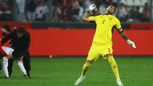 Pedro Gallese lanzó lejos un celular de un invasor por razones patrióticas.