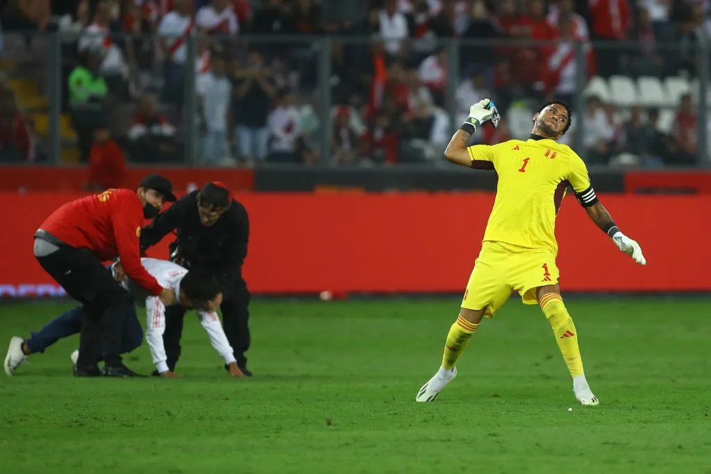 Como si fuera un lanzador profesional, Pedro Gallese usó de jabalina un teléfono móvil. (Leonardo Fernandez/Getty Images)