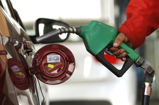 Los precios de las bencinas se han mantenido altos en nuestro país: Foto: Sebastián Cisternas/ Aton Chile.