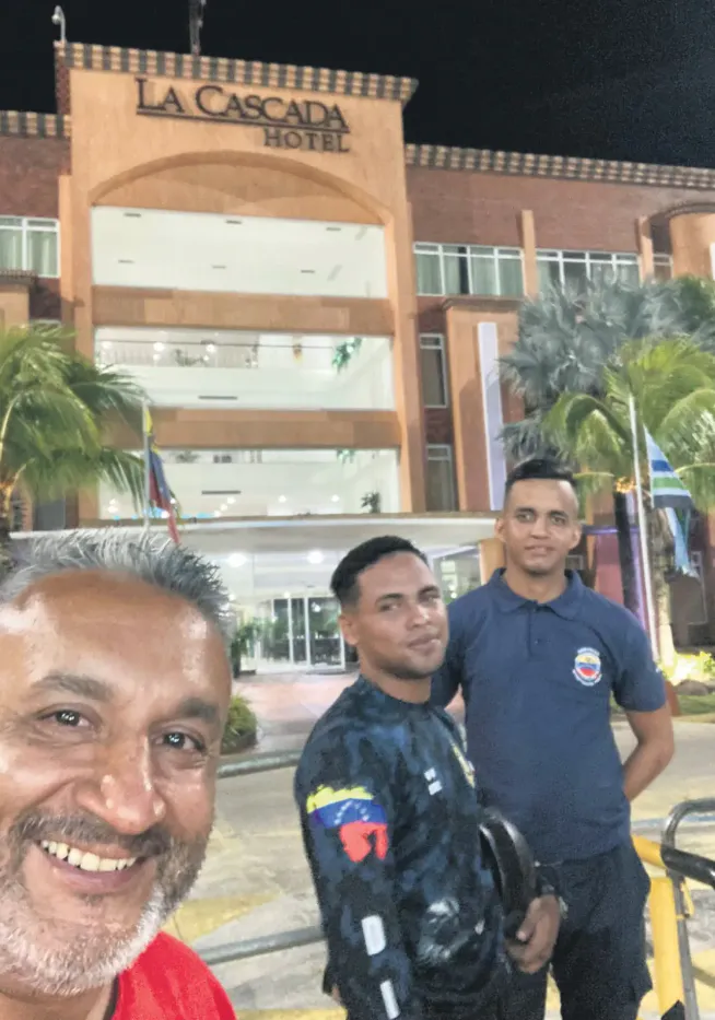 Chapulín afuera del hotel de la selec