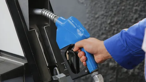 Bombero cargando bencina en un vehículo.