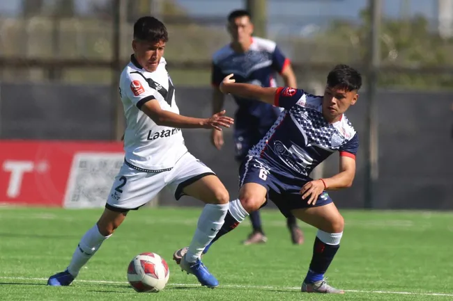 A pesar de su baja estatura (mide apenas 1,60 mt), Danilo Díaz Sepúlveda ha podido tener una carrera como futbolista profesional fuera de Colo Colo. | Foto: Photosport.