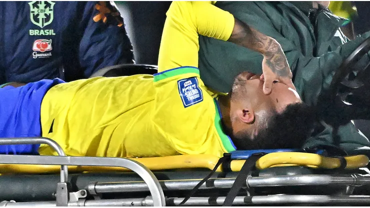 Neymar salió en camilla y llorando por su lesión ante Uruguay.