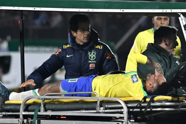 Neymar salió en camilla y llorando por su lesión ante Uruguay. | Foto: Getty Images.