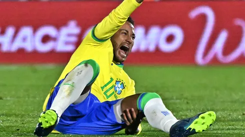 Ney sufrió un esguince de rodilla ayer ante Uruguay.