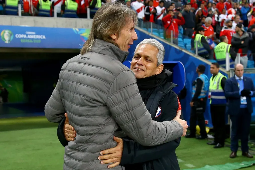 Ricardo Gareca saluda a Reinaldo Rueda en los minutos previos a la semifinal de la Copa América 2019 que Perú le ganó a Chile con claridad. (Lucas Uebel/Getty Images).