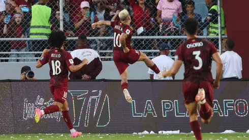 Eduard Bello y Yordan Osorio celebran el gol de Yeferson Soteldo ante la Roja.
