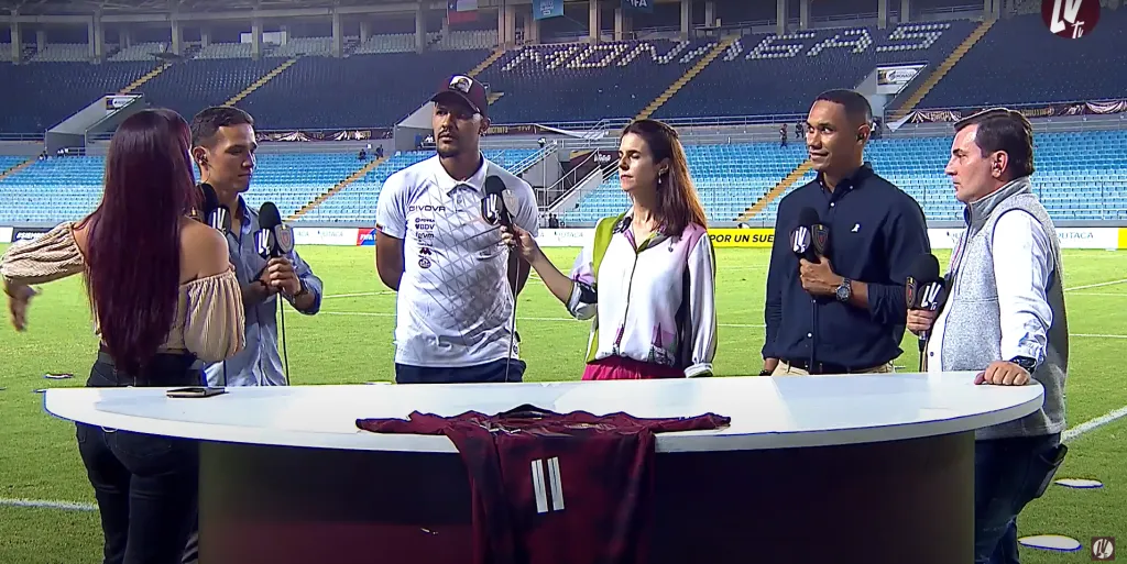 El panel de La Vinotinto TV. Grenddy Perozo es el de camisa azul oscura. También está Antonella González, Luis Manuel Seijas, Salomón Rondón y Milena Gimón, en ese mismo orden.  (Captura).