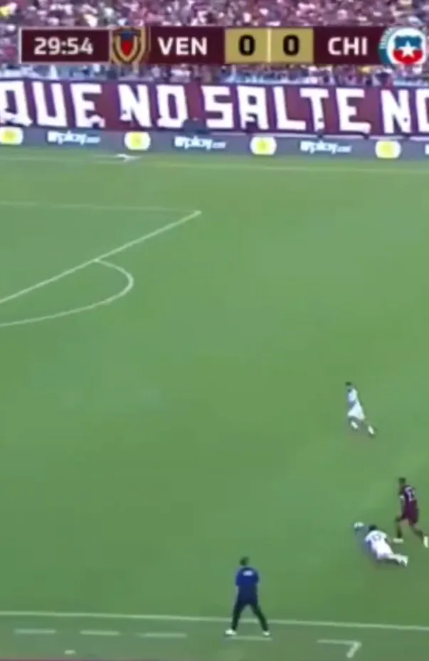 Gary Medel quedó reptando en el césped tras chocar con Rondón. (Captura).