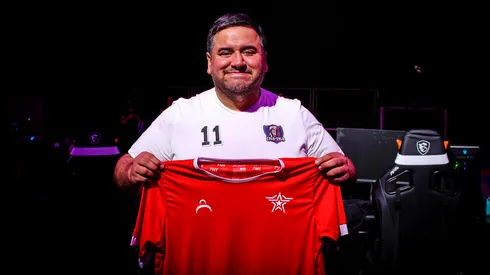 Gustavo Miranda con la camiseta de la selección chilena del eSports