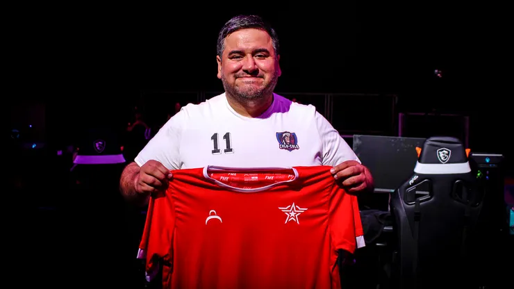 Gustavo Miranda con la camiseta de la selección chilena del eSports