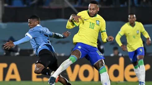 Neymar sufre lesión de rodilla en duelo de Brasil en Uruguay.