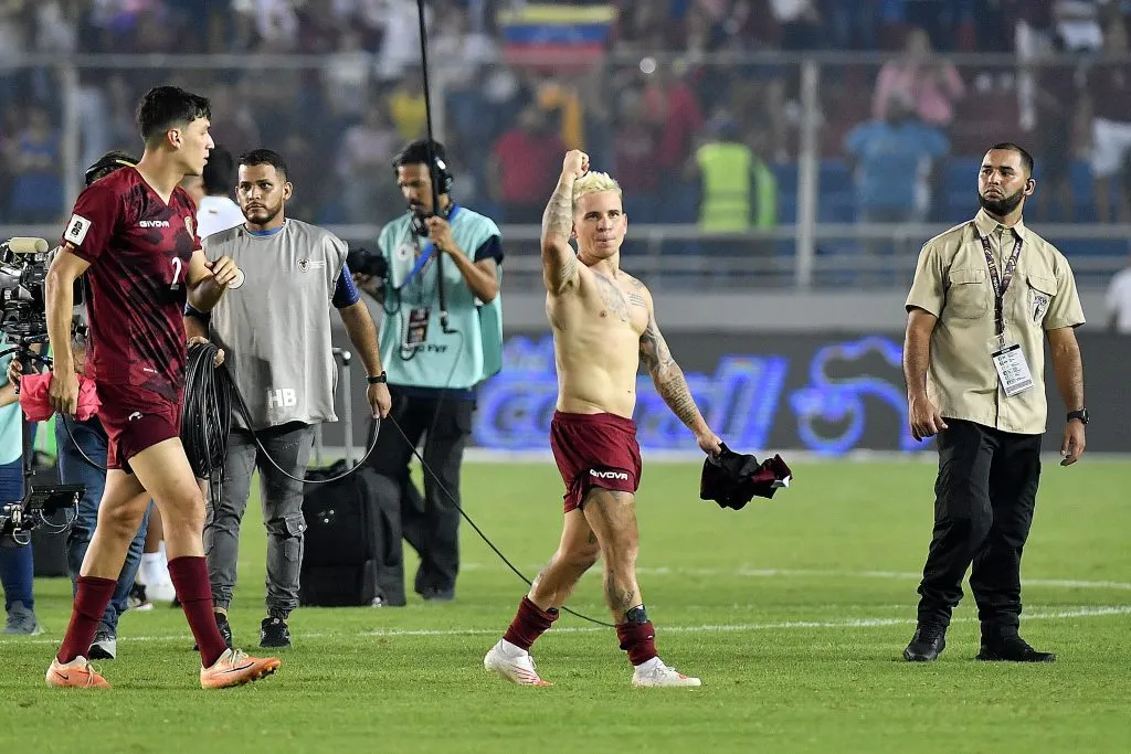 Así se fue Yeferson Soteldo de la cancha del estadio Monumental de Maturín. Allí, Venezuela venció 3-0 a la Roja en la 4° fecha de las Eliminatorias 2026. (Matias Delacroix/Photosport).