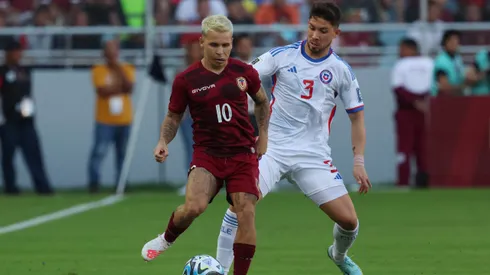Una de las imágenes que dejó el duelo de Yeferson Soteldo y Felipe Loyola en el claro 3-0 de Venezuela ante la Roja.