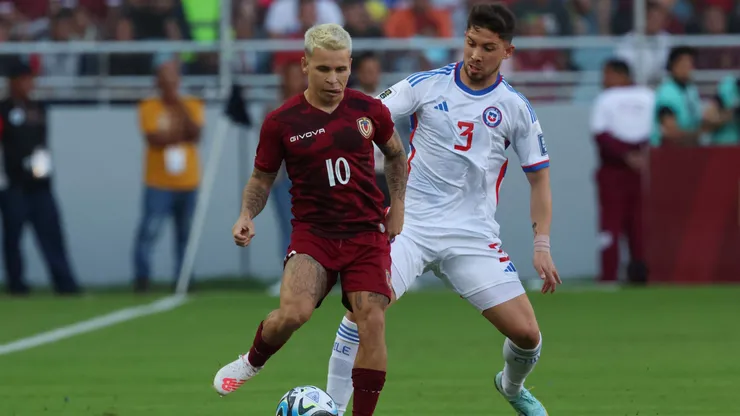 Una de las imágenes que dejó el duelo de Yeferson Soteldo y Felipe Loyola en el claro 3-0 de Venezuela ante la Roja.