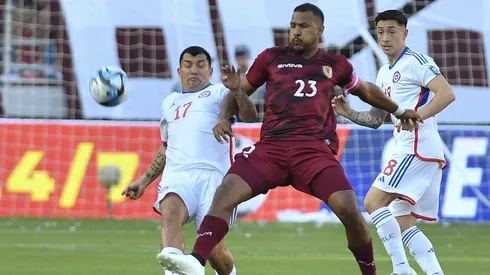 El difícil duelo que tuvo Gary Medel ante Salomón Rondón en una foto.