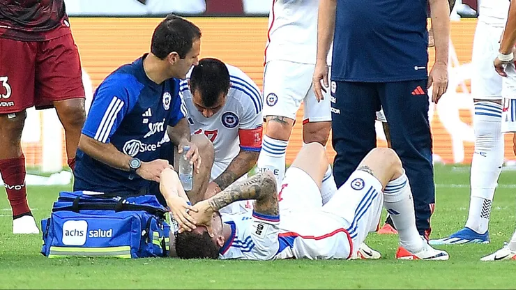 Diego Valdés se lesionó y Chile debió hacer un cambio antes de la media hora de partido.