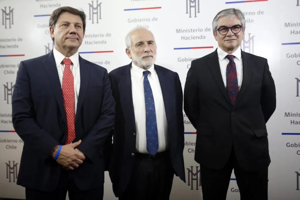 El ministro de Hacienda, Mario Marcel, junto al de Vivienda, Carlos Montes y el presidente de la Camara Chilena de la Construccion, Juan Armando Vicuna, presentan iniciativa que propone beneficios para la compra de viviendas. (Foto: Christian Zapata-Aton Chile)