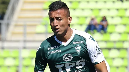 Larry Valenzuela con la camiseta de Wanderers