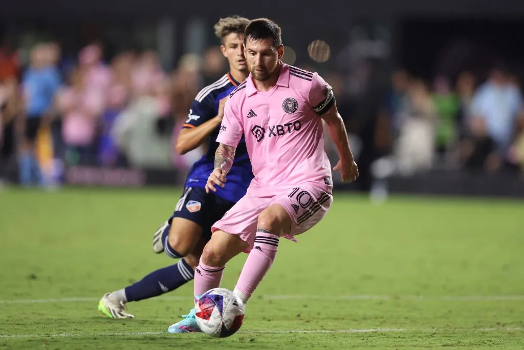 Lionel Messi sería el primer jugador en la historia en ganar un Balón de Oro sin estar jugando en una de las grandes ligas de Europa. | Foto: Getty Images.