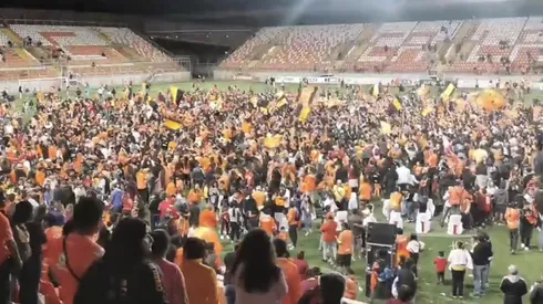 Los hinchas se metieron a la cancha del Zorros del Desierto