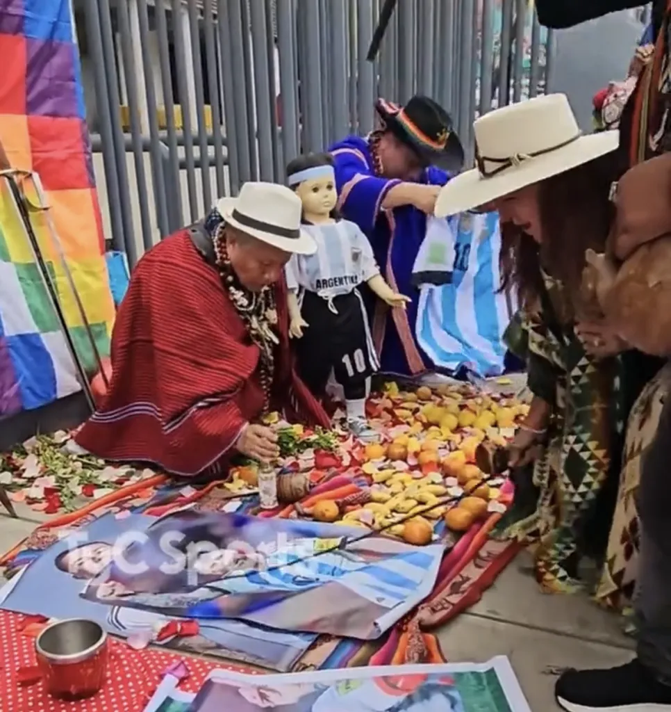 Los brujos trabajando en el equipo de Argentina. Foto: TyC Sports.