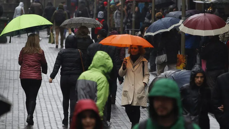 ¿A qué hora comienza a llover hoy en Santiago?