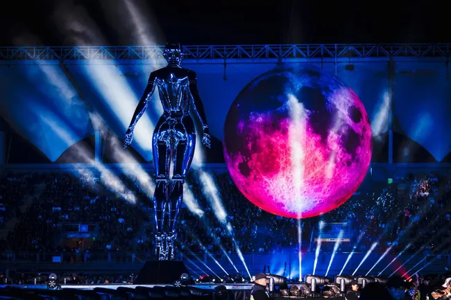 El Sexy Robot mide 6 metros de alto y está hecha de fibra de vidrio y metal. La Luna gigante mide 10 metros y está colgada a 6 metros de altura pesando un total de 210 kilos. Foto: Guille Salazar (@guilleasalazar).